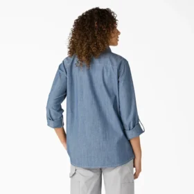 Camicia da lavoro da donna in chambray con maniche con linguetta