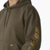 Felpa con cappuccio idrorepellente e logo sulle maniche Felpa con cappuccio idrorepellente e logo sulle maniche