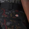 Pantaloni con toppe rivisitati Pantaloni con toppe rivisitati